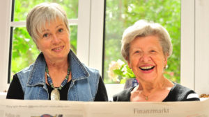 Seniorinnen mit Kursblatt